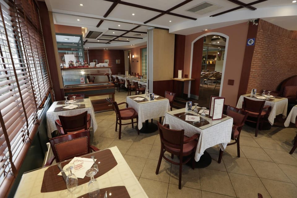 Hotel Au Petit Caporal Hotel in Île-de-France