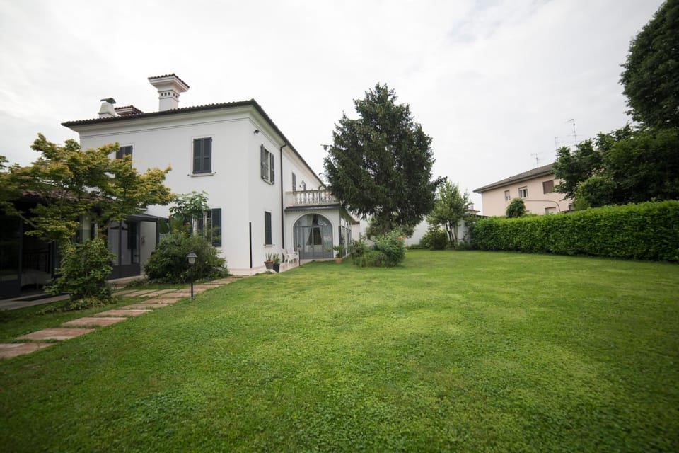 VILLA FRANCA IN FRANCIACORTA B&B Bed and Breakfast in Province of Brescia