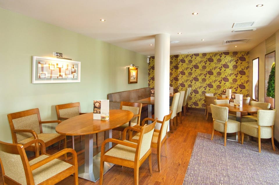 Premier Inn London Gatwick Airport - Manor Royal Inn in Crawley