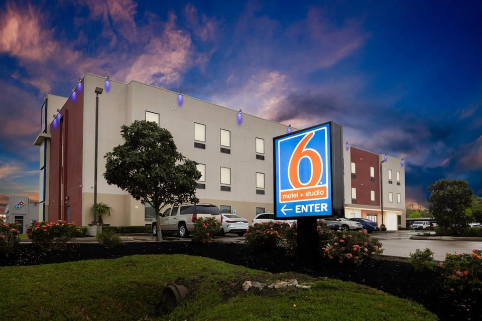 Studio 6  Suites Texas City, TX – I-45 South Hotel in La Marque