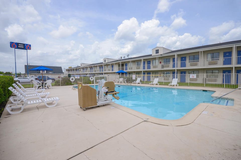Motel 6 Webster, TX - Houston - Nasa Lake Hotel in Webster