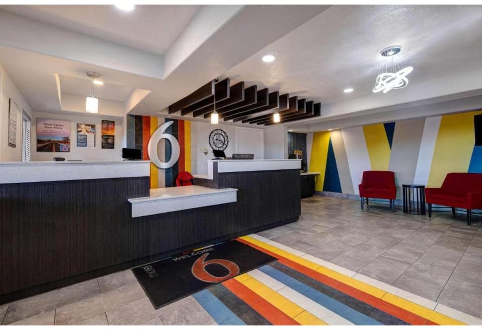 Motel 6 Buttonwillow, CA - Central Hotel in Sierra Nevada