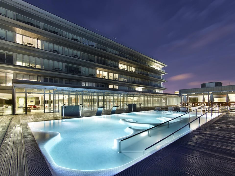 Swimming pool [outdoor]