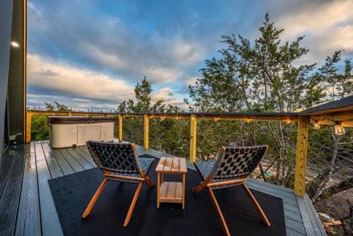 Ceto Treehouse Hottub Fredericksburg Romantic EV Lodge in Rio Grande