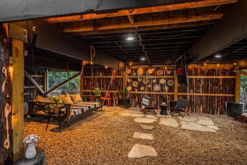 Ceto Treehouse Hottub Fredericksburg Romantic EV Lodge in Rio Grande