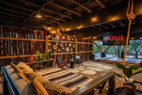 Ceto Treehouse Hottub Fredericksburg Romantic EV Lodge in Rio Grande