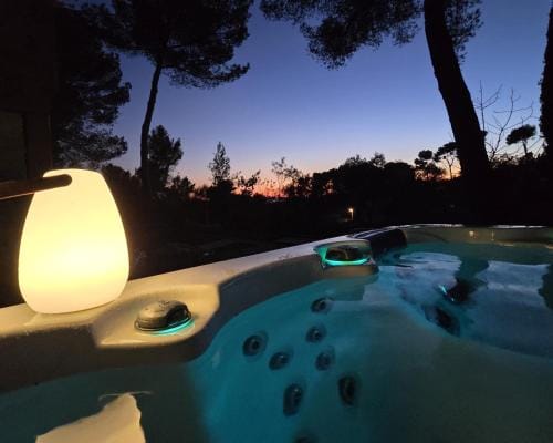 La Cabane Aixoise Piscine & Jacuzzi Hotel in Aix-en-Provence