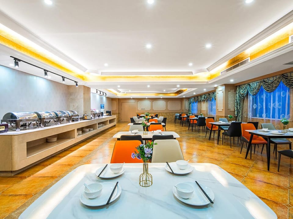 Vienna International Hotel Shanghai Pudong Airport Hangtou Road Hotel in Shanghai