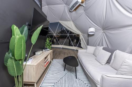 Gaia Dome Stars Hottub Wineries Secluded Romantic Frederick Lodge in Rio Grande