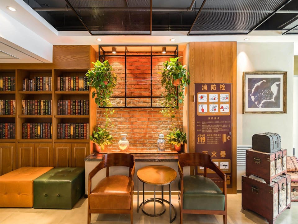 James Joyce Coffetel Beijing Panjiayuan Antique City Jinsong Subway Station Hotel in Beijing