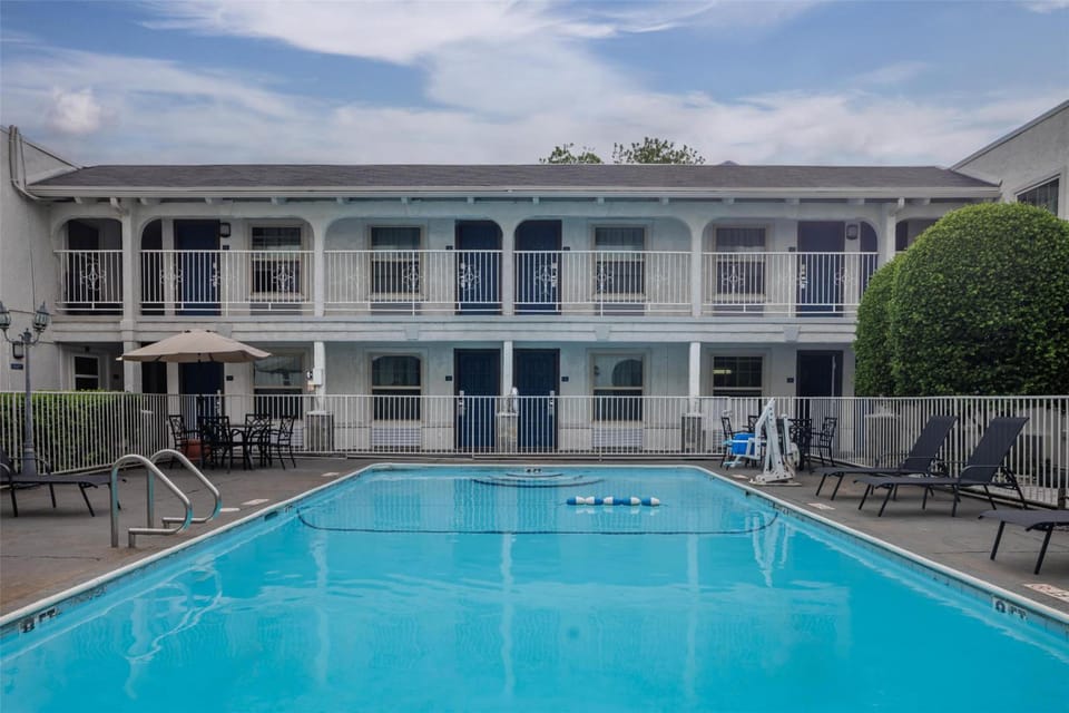 Studio 6  Suites Dallas, TX - Downtown Hotel in Dallas