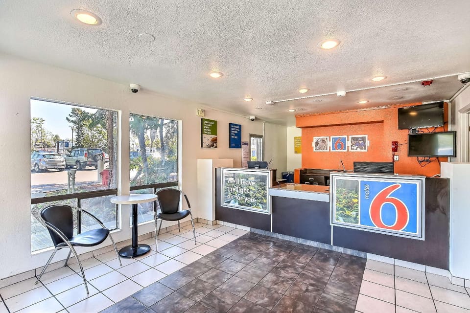 Motel 6 Oakland, CA - Embarcadero Hotel in Fruitvale