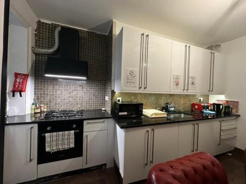 Spacious En Suite Room, Opposite of Tube Station, 5 minutes from Oxford Street Hotel in City of Westminster