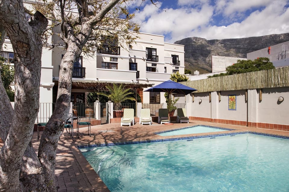 Swimming pool [outdoor]