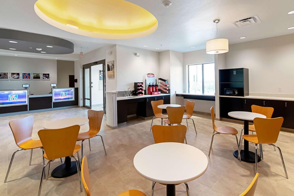 Motel 6 Austin, TX - Airport Hotel in Montopolis