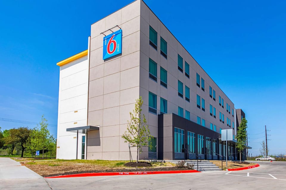 Studio 6  Austin, TX - Airport Hotel in Montopolis