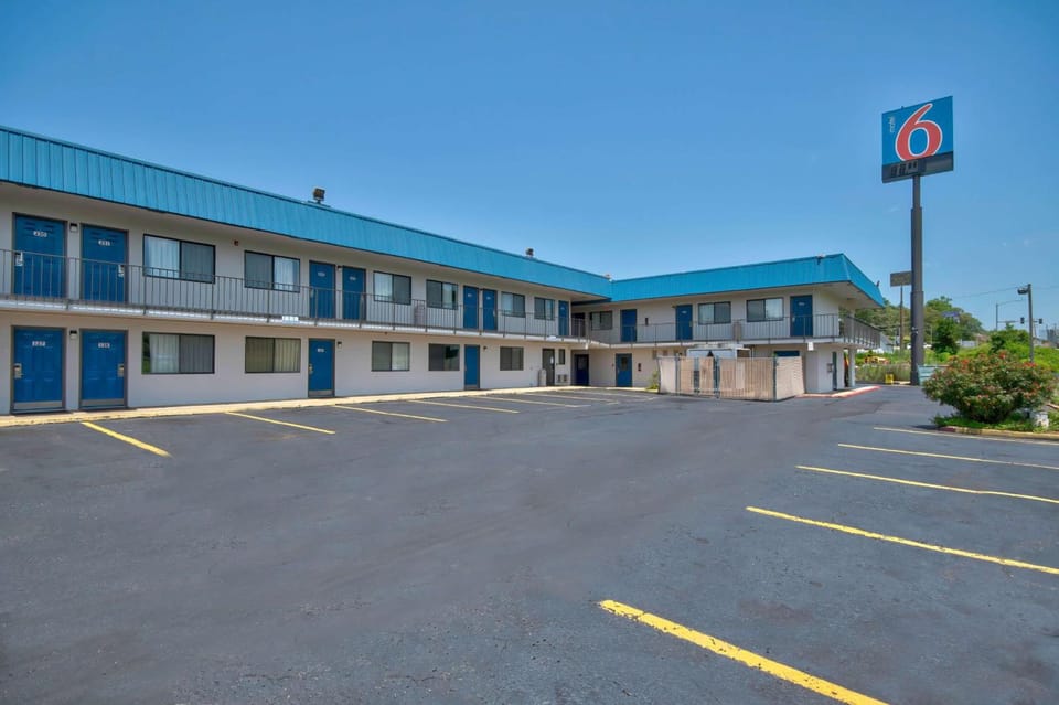 Motel 6 Russellville, AR Hotel in Russellville