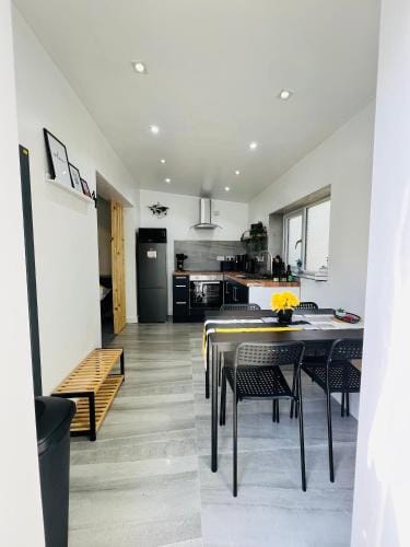 AeroSuites Luton - SHARED AND PRIVATE Accommodations mins from Luton Airport,FREE selected Breakfast Hotel in Luton