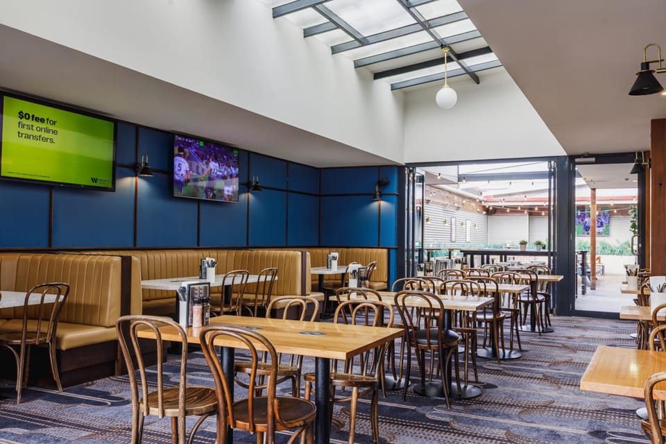 The Lakes Hotel, Rosebery Hotel in Sydney