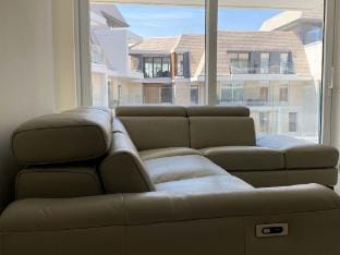 Huswell - Family-friendly apartment in Nieuwpoort with shared summer pool Hotel in Koksijde