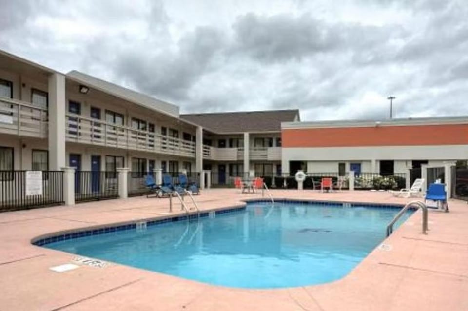 Super 7 Inn Tupelo Hotel in Tupelo