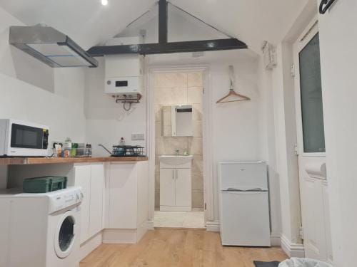 Cozy Detached Studio Retreat with Kitchen & Bath Hotel in Aylesbury Vale