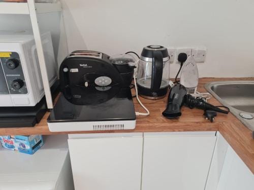 Cozy Detached Studio Retreat with Kitchen & Bath Hotel in Aylesbury Vale