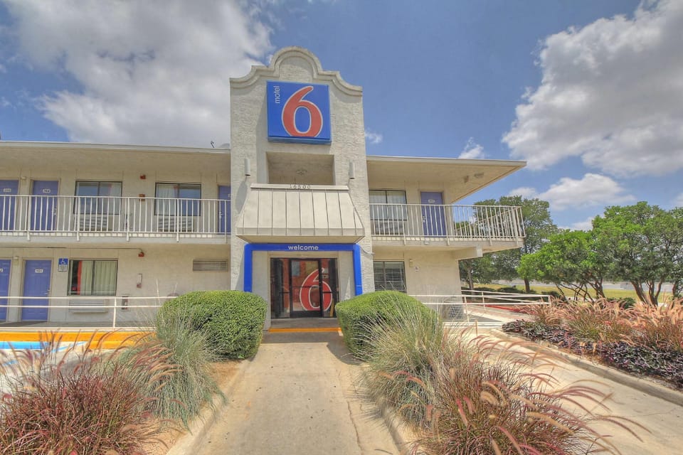 Motel 6 San Antonio, TX - Six Flags Fiesta TX/La Cantera Area Hotel in San Antonio