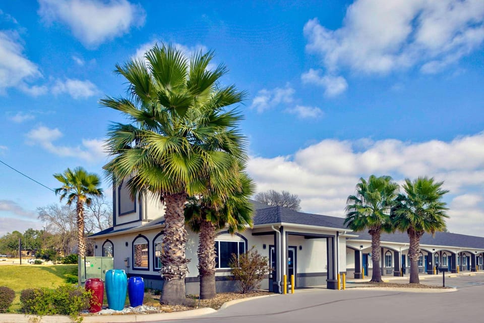 Studio 6  Pleasanton, TX Hotel in Rio Grande