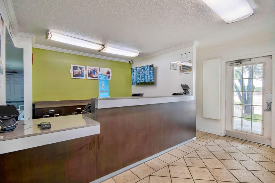 Studio 6 Extended Stay - San Antonio, TX - Six Flags Hotel in San Antonio