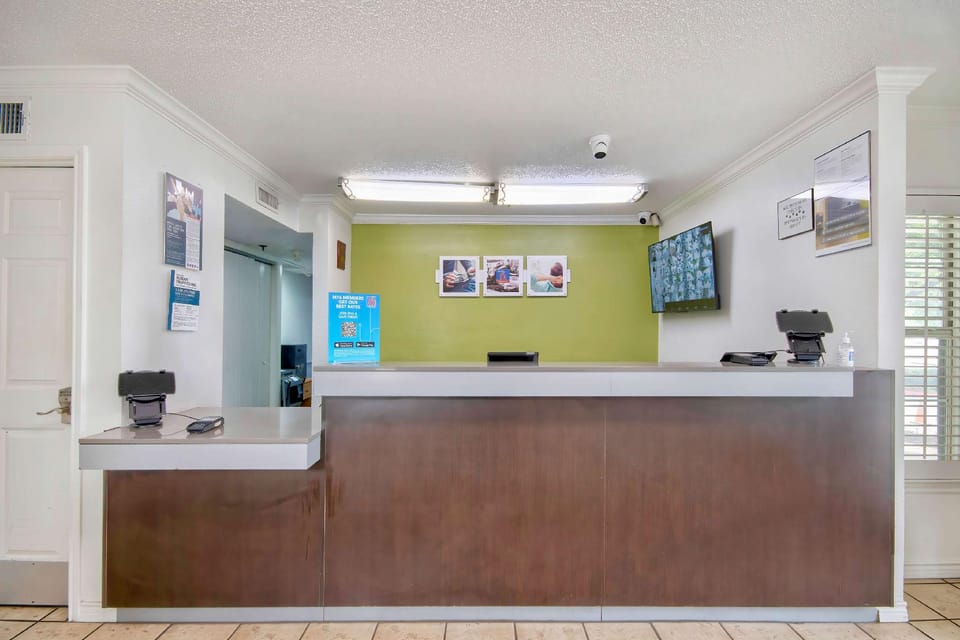 Studio 6 Extended Stay - San Antonio, TX - Six Flags Hotel in San Antonio