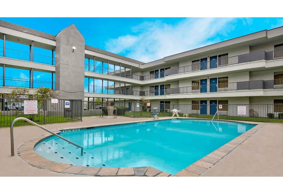 Studio 6  San Antonio, TX - Airport Hotel in San Antonio