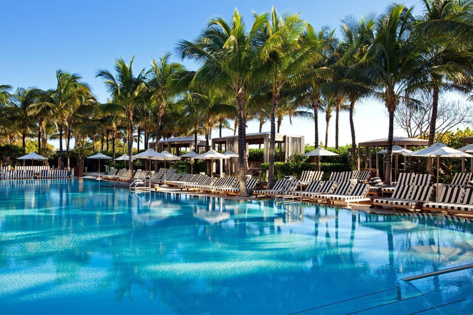 Swimming pool [outdoor]