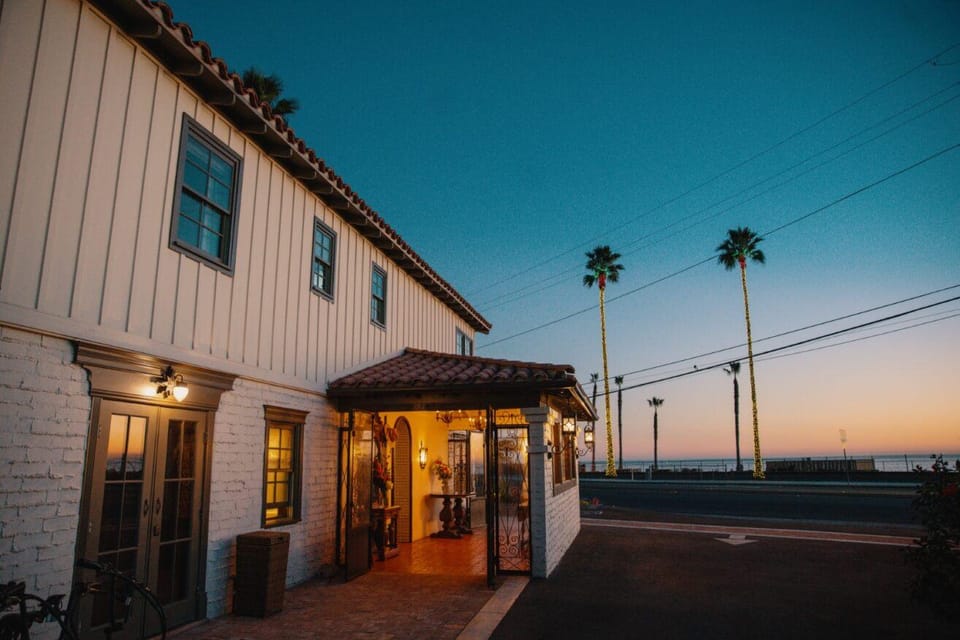 El Caminante Bar & Bungalows Hotel in Capistrano Beach