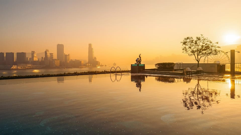 Swimming pool [outdoor]