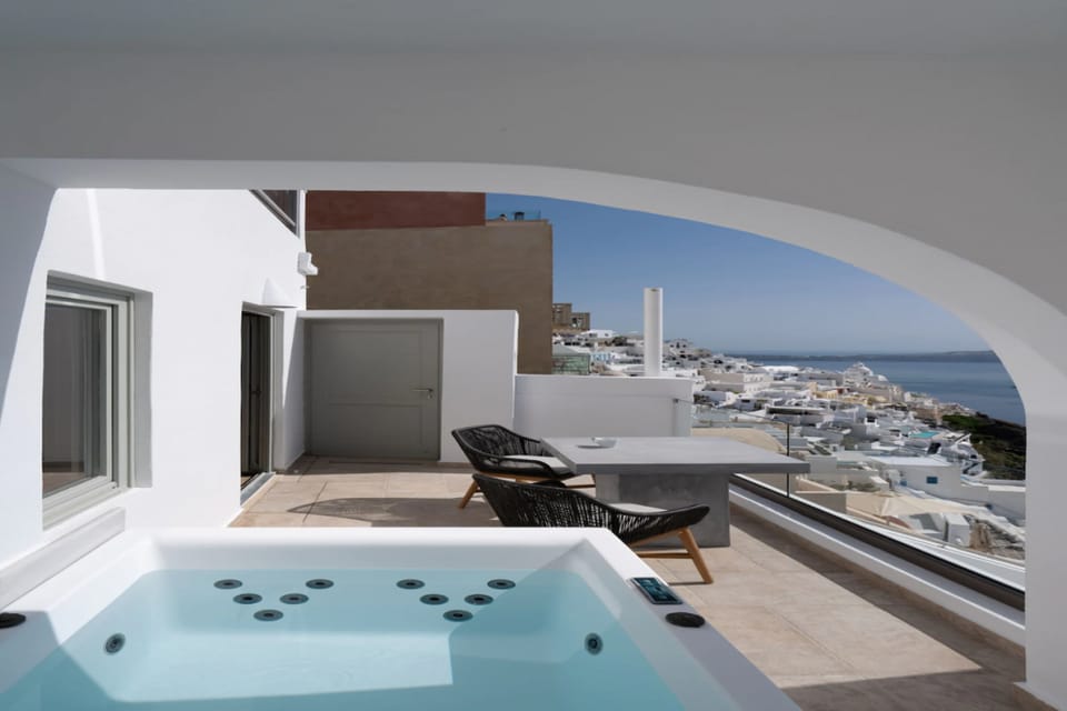 Adamis Majesty Suites Resort in Thera