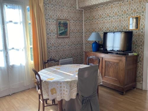 Maison de caractere au bord du canal du Nivernais Hotel in Bourgogne-Franche-Comté