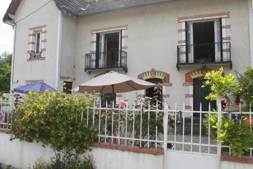 Maison de caractere au bord du canal du Nivernais Hotel in Bourgogne-Franche-Comté