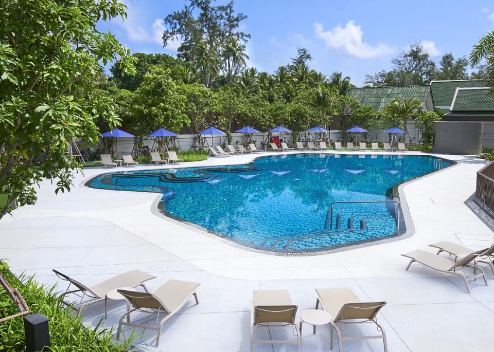 Swimming pool [outdoor]
