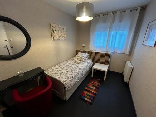 Chambre Mawa Tout Confort Hotel in Vaulx-en-Velin