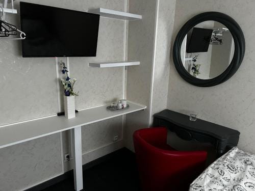 Chambre Mawa Tout Confort Hotel in Vaulx-en-Velin