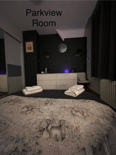 THE LOG CABIN no neighbours sleeps up to 5 people Free parking Bfst drinks PET FRIENDLY Hotel in Leicester