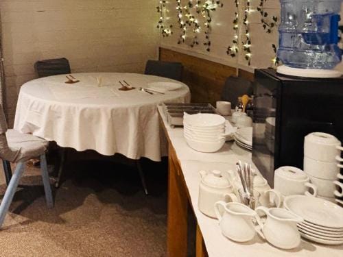 THE LOG CABIN no neighbours sleeps up to 5 people Free parking Bfst drinks PET FRIENDLY Hotel in Leicester