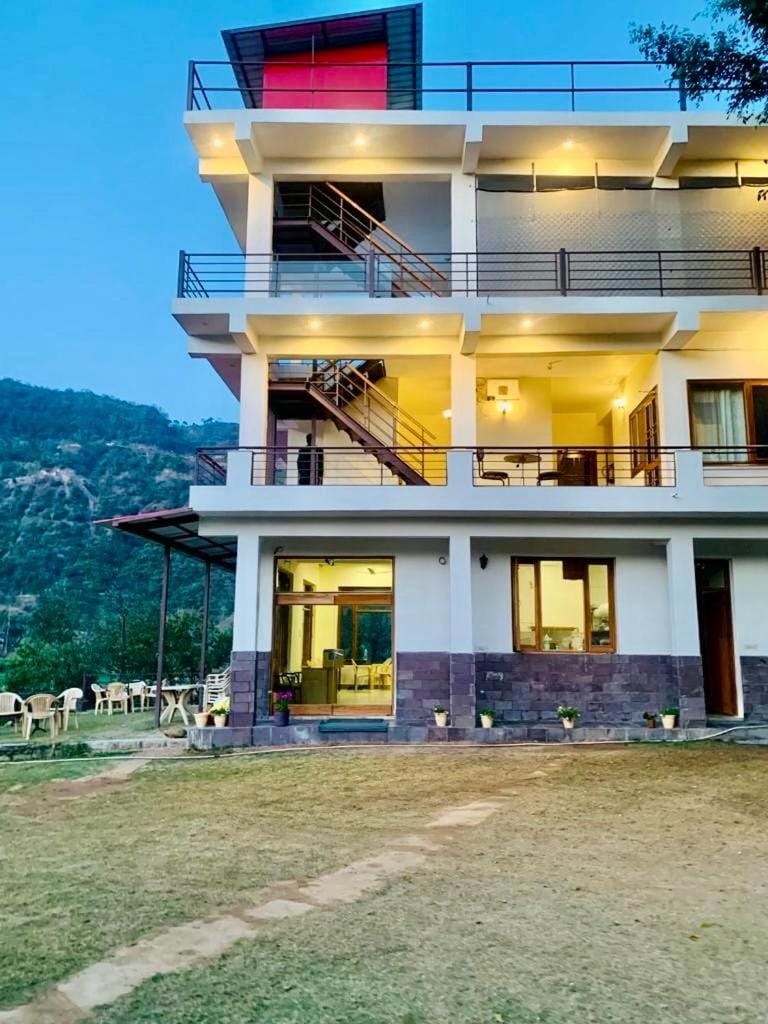 Lake 1 Estate Resort in Himachal Pradesh