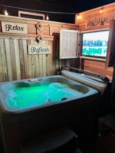 Romantic Couples Retreat - Tahoe Room Hotel in Reno
