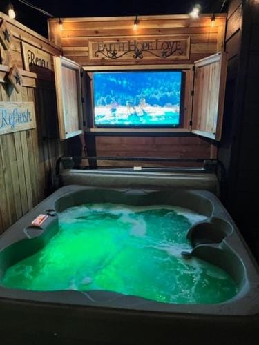 Romantic Couples Retreat - Tahoe Room Hotel in Reno