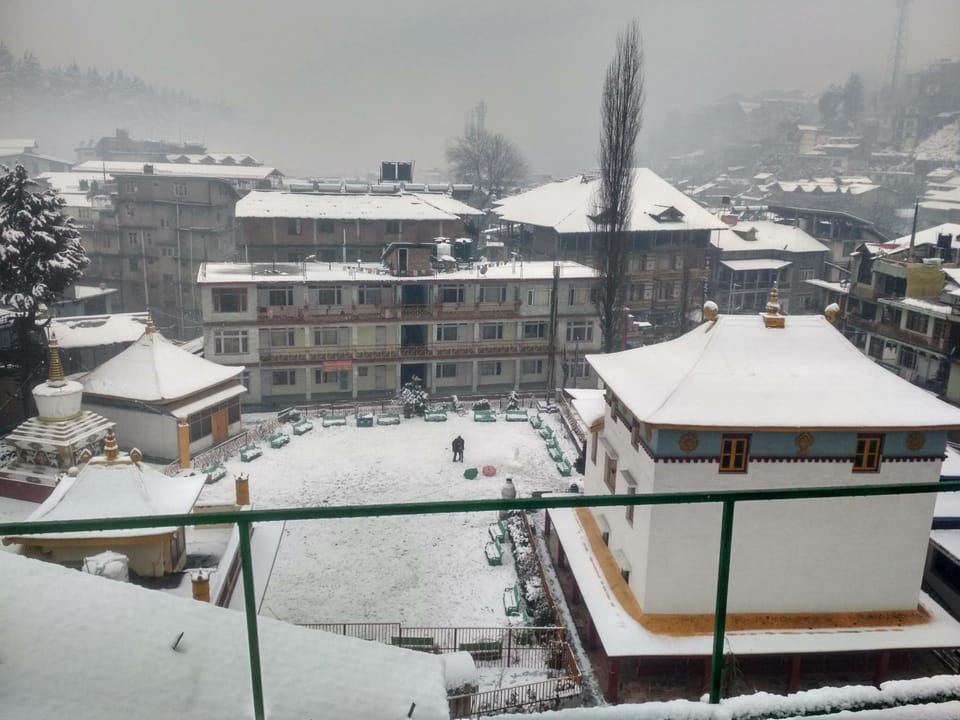 Hotel Snow Mountain Mall Road Hotel in Manali