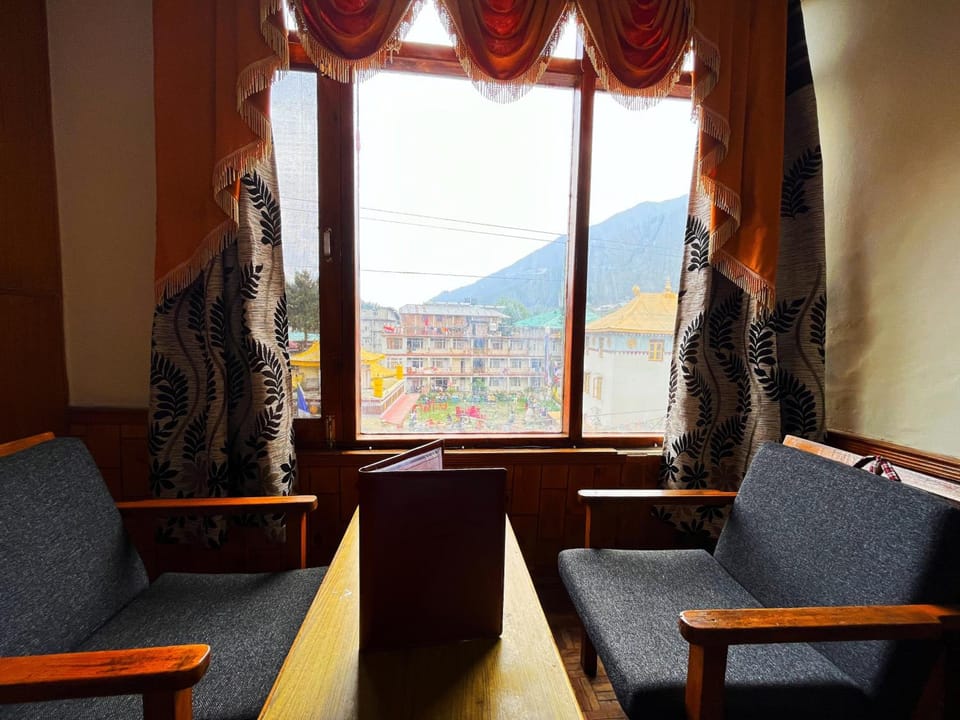 Hotel Snow Mountain Mall Road Hotel in Manali
