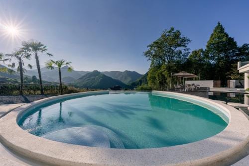 Wild Persimmon Manor Cove Mist Healing Hot Spring Hotel in Hangzhou