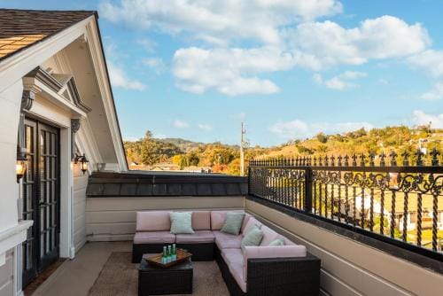 Cloverdale House Inn Hotel in Cloverdale